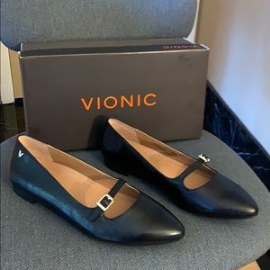 New women’s Vionic black leather shoes size 6.5
